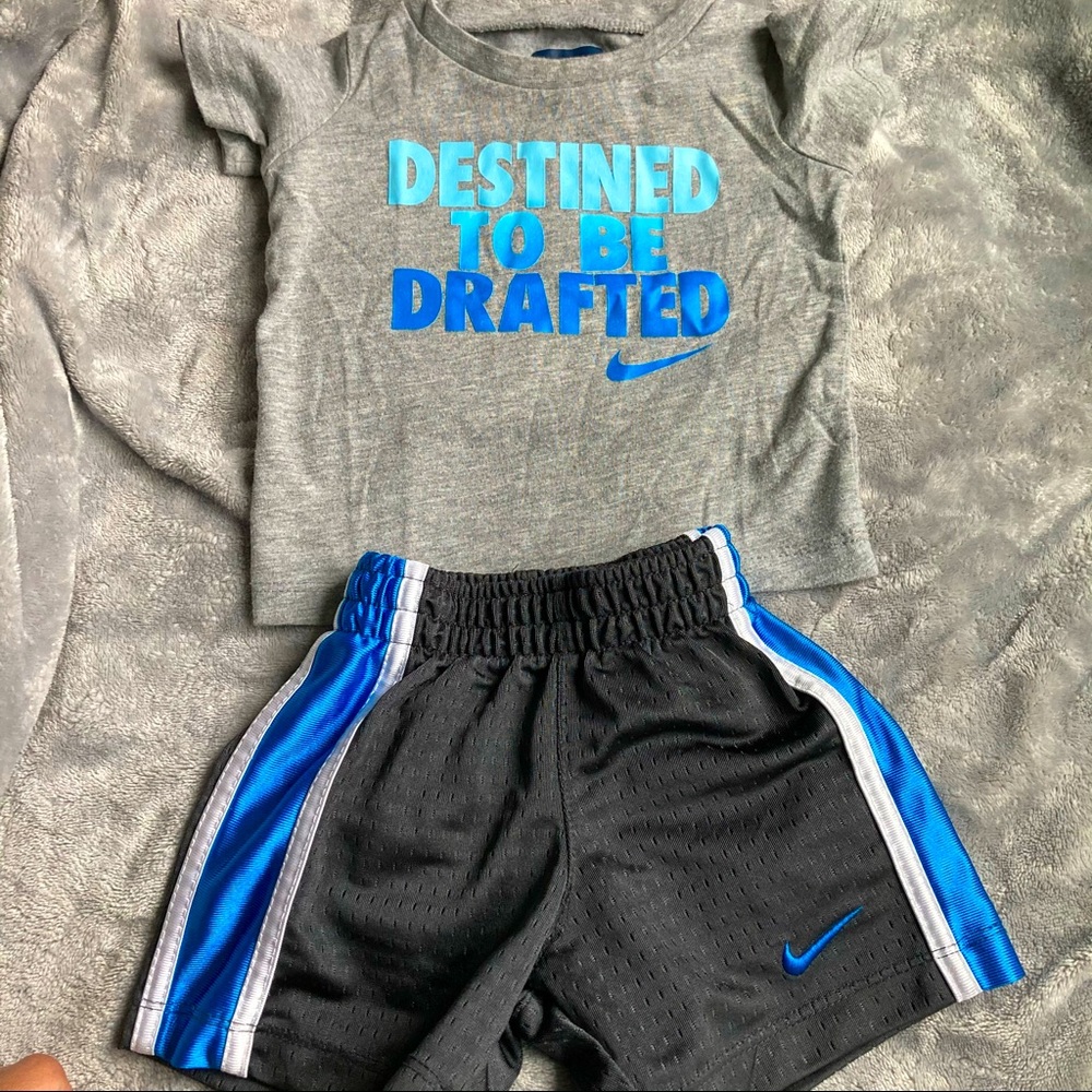 Nike set of short & shirt for Boy. Size 12 month.